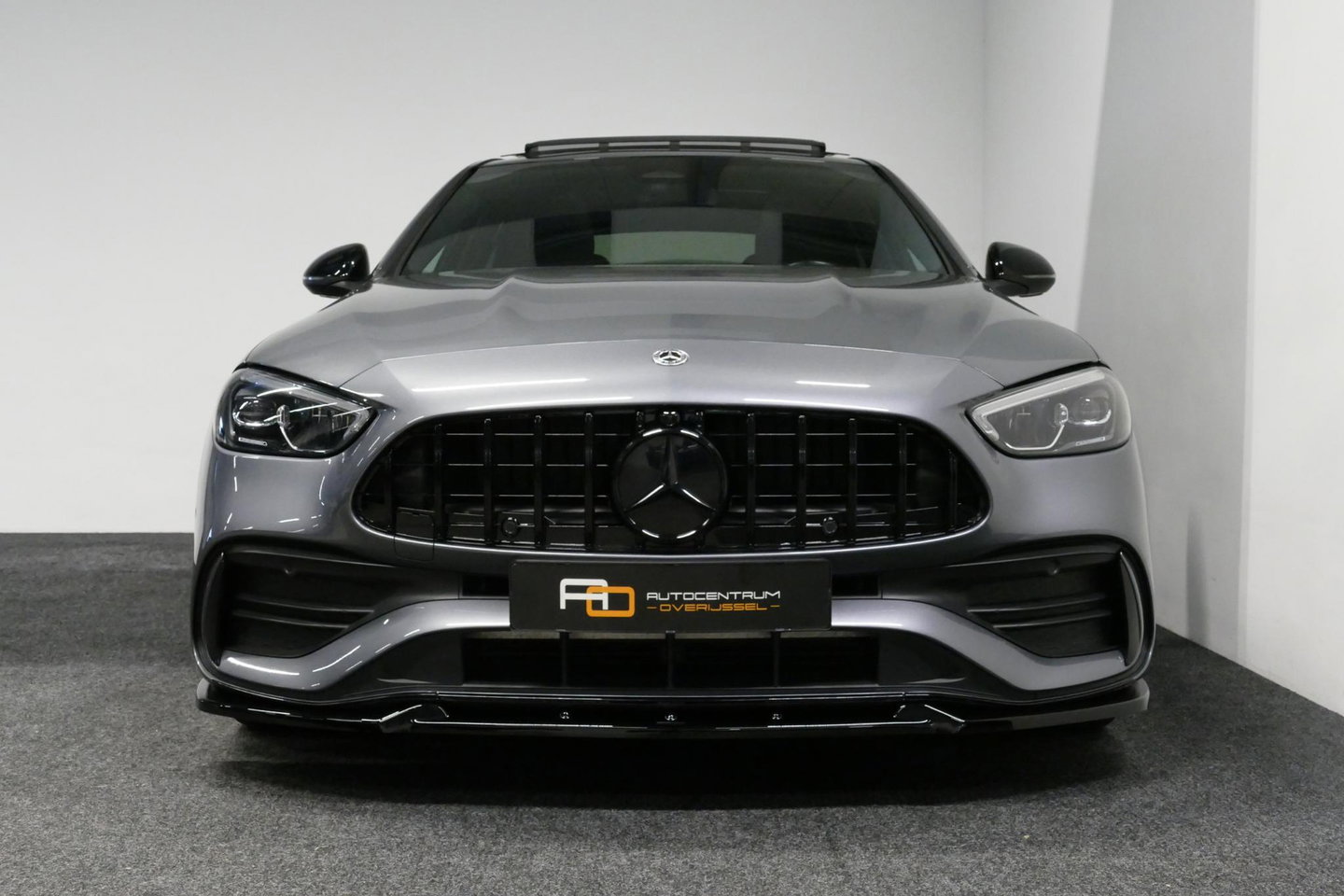 Mercedes-Benz C-Klasse 200 AMG Line / Orig. Nederlands / C63S AMG Diffuser / Panamericana Grille / Panoramadak / Elektr. verstelbare voorstoelen (links met memory) / Apple Carplay - Android Auto / Stoelverwarming / Ambienteverlichting / High Performance LED koplampen / Achterui