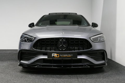Mercedes-Benz C-Klasse 200 AMG Line / Orig. Nederlands / C63S AMG Diffuser / Panamericana Grille / Panoramadak / Elektr. verstelbare voorstoelen (links met memory) / Apple Carplay - Android Auto / Stoelverwarming / Ambienteverlichting / High Performance LED koplampen / Achterui
