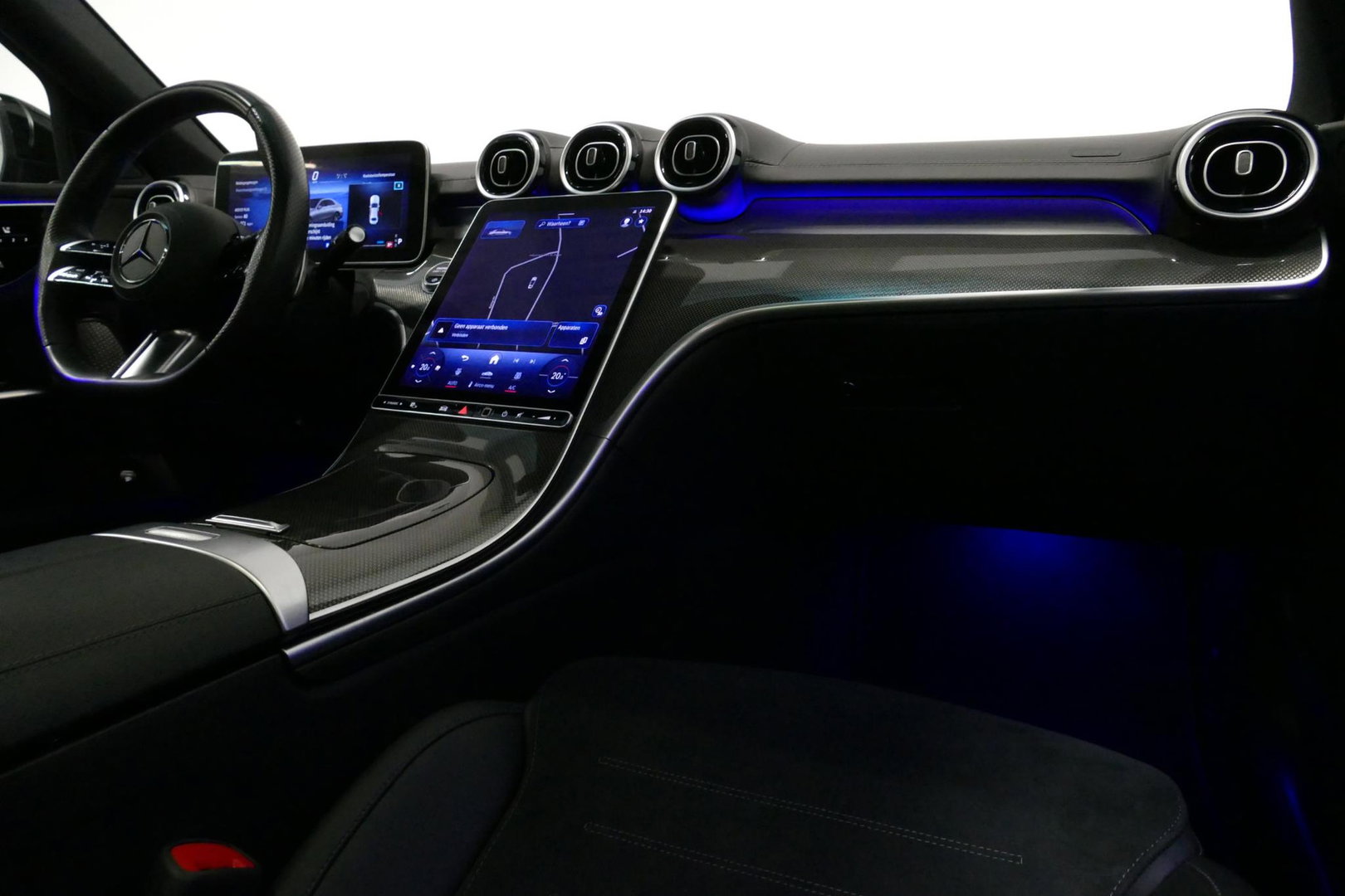Mercedes-Benz C-Klasse 200 AMG Line / Orig. Nederlands / C63S AMG Diffuser / Panamericana Grille / Panoramadak / Elektr. verstelbare voorstoelen (links met memory) / Apple Carplay - Android Auto / Stoelverwarming / Ambienteverlichting / High Performance LED koplampen / Achterui