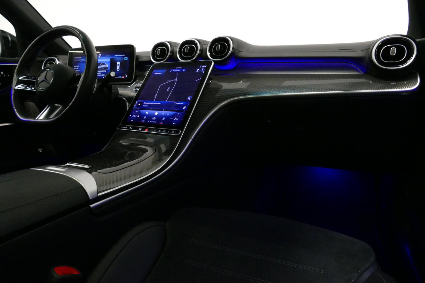 Mercedes-Benz C-Klasse 200 AMG Line / Orig. Nederlands / C63S AMG Diffuser / Panamericana Grille / Panoramadak / Elektr. verstelbare voorstoelen (links met memory) / Apple Carplay - Android Auto / Stoelverwarming / Ambienteverlichting / High Performance LED koplampen / Achterui