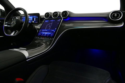 Mercedes-Benz C-Klasse 200 AMG Line / Orig. Nederlands / C63S AMG Diffuser / Panamericana Grille / Panoramadak / Elektr. verstelbare voorstoelen (links met memory) / Apple Carplay - Android Auto / Stoelverwarming / Ambienteverlichting / High Performance LED koplampen / Achterui