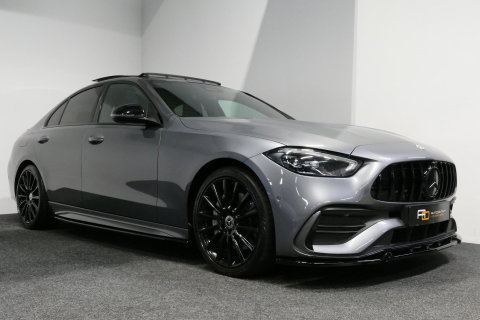 Mercedes-Benz C-Klasse 200 AMG Line / Orig. Nederlands / C63S AMG Diffuser / Panamericana Grille / Panoramadak / Elektr. verstelbare voorstoelen (links met memory) / Apple Carplay - Android Auto / Stoelverwarming / Ambienteverlichting / High Performance LED koplampen / Achterui