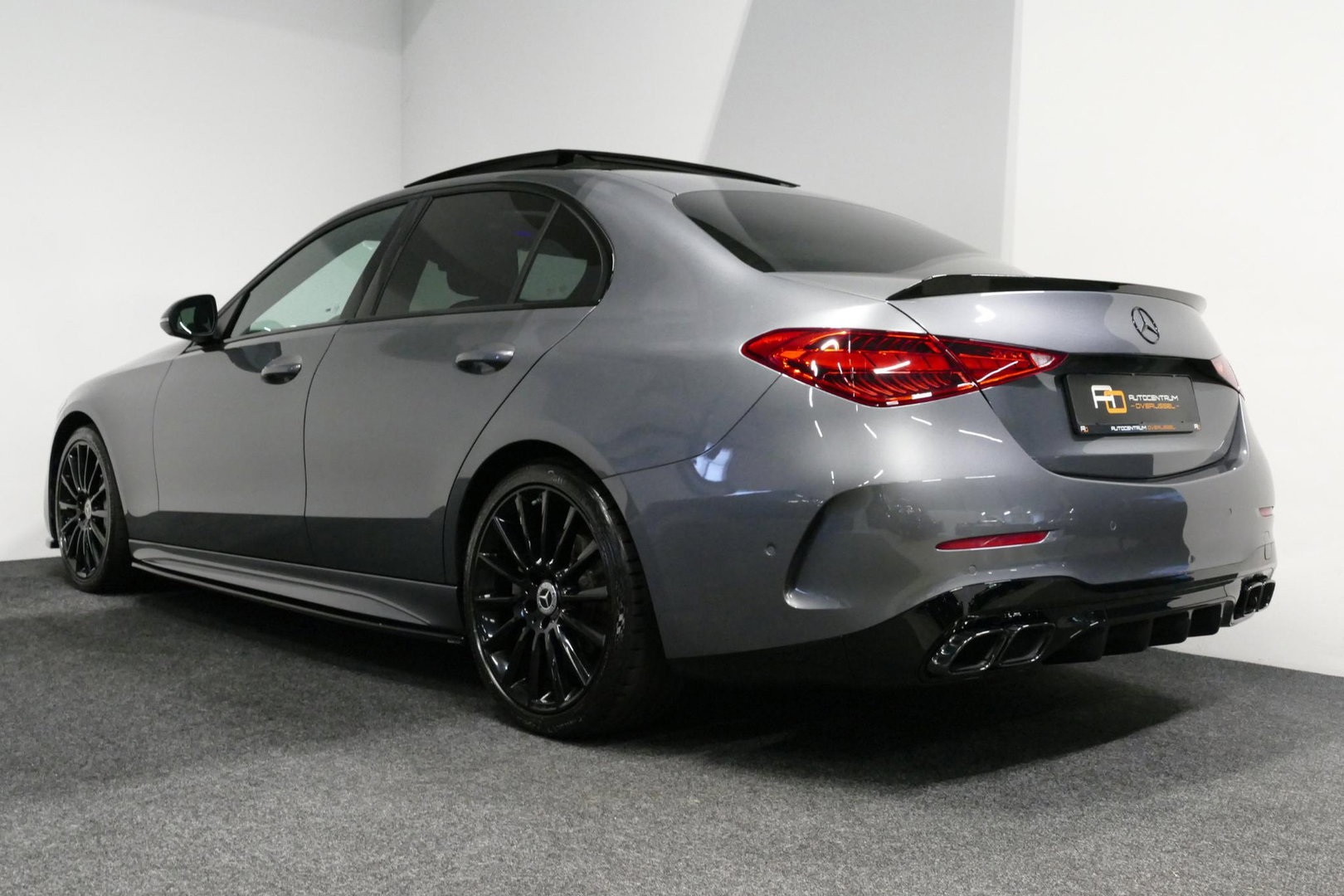 Mercedes-Benz C-Klasse 200 AMG Line / Orig. Nederlands / C63S AMG Diffuser / Panamericana Grille / Panoramadak / Elektr. verstelbare voorstoelen (links met memory) / Apple Carplay - Android Auto / Stoelverwarming / Ambienteverlichting / High Performance LED koplampen / Achterui