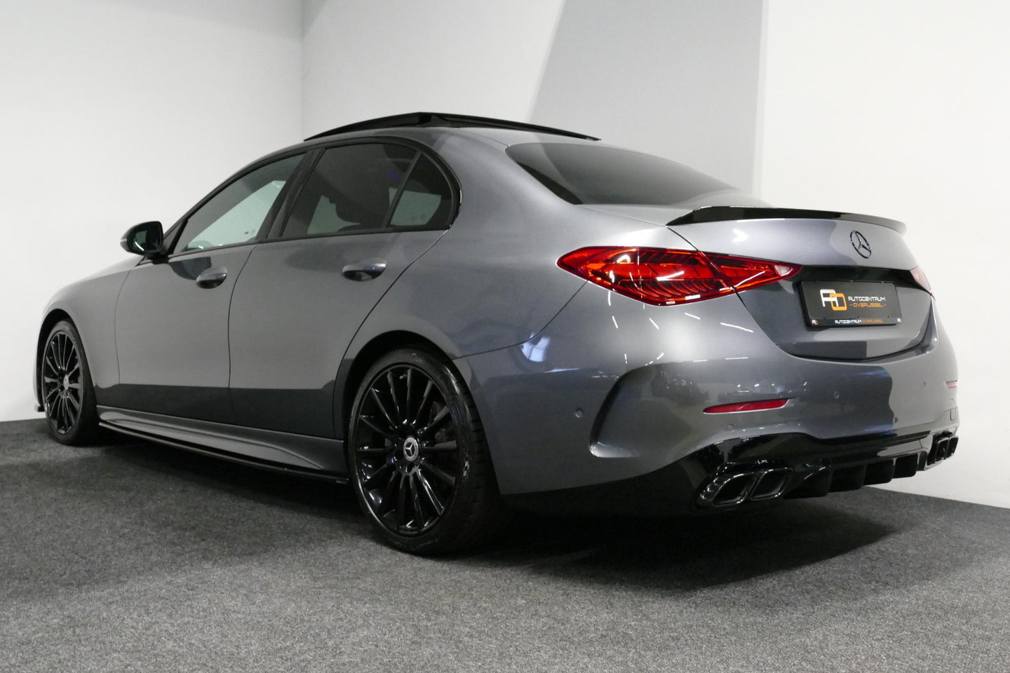 Mercedes-Benz C-Klasse 200 AMG Line / Orig. Nederlands / C63S AMG Diffuser / Panamericana Grille / Panoramadak / Elektr. verstelbare voorstoelen (links met memory) / Apple Carplay - Android Auto / Stoelverwarming / Ambienteverlichting / High Performance LED koplampen / Achterui
