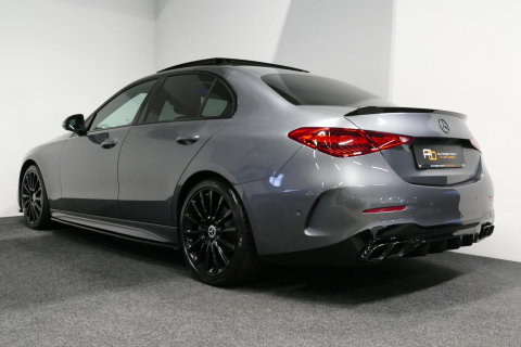Mercedes-Benz C-Klasse 200 AMG Line / Orig. Nederlands / C63S AMG Diffuser / Panamericana Grille / Panoramadak / Elektr. verstelbare voorstoelen (links met memory) / Apple Carplay - Android Auto / Stoelverwarming / Ambienteverlichting / High Performance LED koplampen / Achterui
