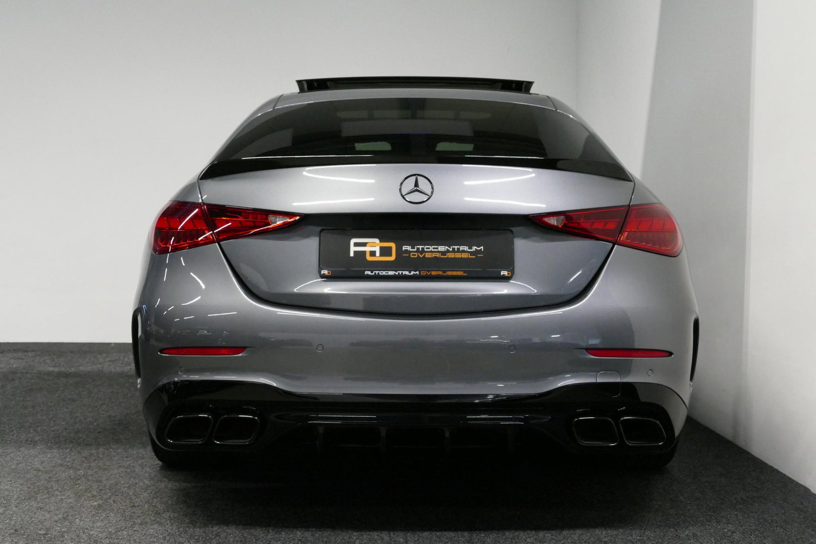 Mercedes-Benz C-Klasse 200 AMG Line / Orig. Nederlands / C63S AMG Diffuser / Panamericana Grille / Panoramadak / Elektr. verstelbare voorstoelen (links met memory) / Apple Carplay - Android Auto / Stoelverwarming / Ambienteverlichting / High Performance LED koplampen / Achterui