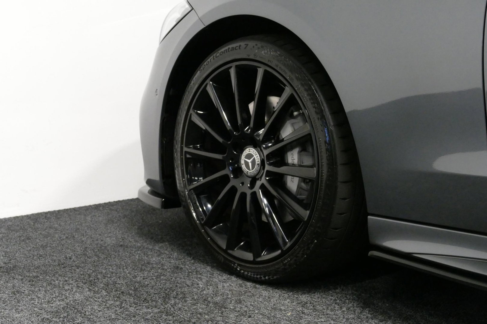 Mercedes-Benz C-Klasse 200 AMG Line / Orig. Nederlands / C63S AMG Diffuser / Panamericana Grille / Panoramadak / Elektr. verstelbare voorstoelen (links met memory) / Apple Carplay - Android Auto / Stoelverwarming / Ambienteverlichting / High Performance LED koplampen / Achterui