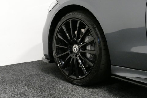 Mercedes-Benz C-Klasse 200 AMG Line / Orig. Nederlands / C63S AMG Diffuser / Panamericana Grille / Panoramadak / Elektr. verstelbare voorstoelen (links met memory) / Apple Carplay - Android Auto / Stoelverwarming / Ambienteverlichting / High Performance LED koplampen / Achterui