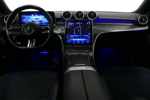 Mercedes-Benz C-Klasse 200 AMG Line / Orig. Nederlands / C63S AMG Diffuser / Panamericana Grille / Panoramadak / Elektr. verstelbare voorstoelen (links met memory) / Apple Carplay - Android Auto / Stoelverwarming / Ambienteverlichting / High Performance LED koplampen / Achterui