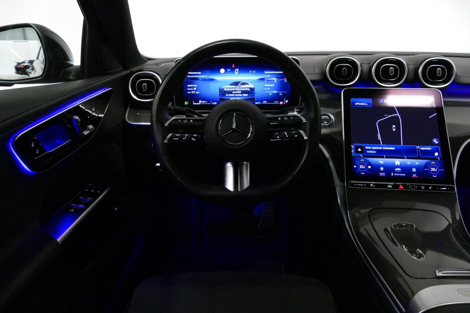 Mercedes-Benz C-Klasse 200 AMG Line / Orig. Nederlands / C63S AMG Diffuser / Panamericana Grille / Panoramadak / Elektr. verstelbare voorstoelen (links met memory) / Apple Carplay - Android Auto / Stoelverwarming / Ambienteverlichting / High Performance LED koplampen / Achterui