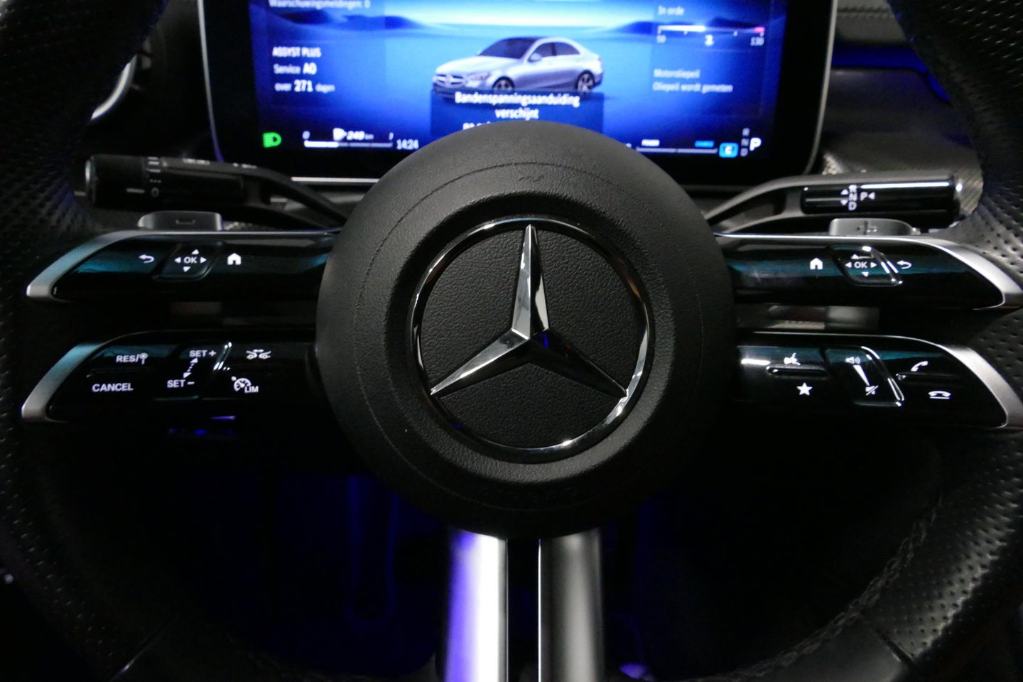 Mercedes-Benz C-Klasse 200 AMG Line / Orig. Nederlands / C63S AMG Diffuser / Panamericana Grille / Panoramadak / Elektr. verstelbare voorstoelen (links met memory) / Apple Carplay - Android Auto / Stoelverwarming / Ambienteverlichting / High Performance LED koplampen / Achterui