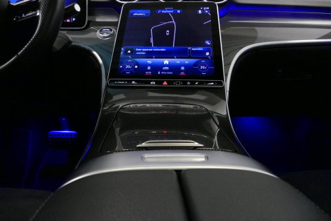 Mercedes-Benz C-Klasse 200 AMG Line / Orig. Nederlands / C63S AMG Diffuser / Panamericana Grille / Panoramadak / Elektr. verstelbare voorstoelen (links met memory) / Apple Carplay - Android Auto / Stoelverwarming / Ambienteverlichting / High Performance LED koplampen / Achterui