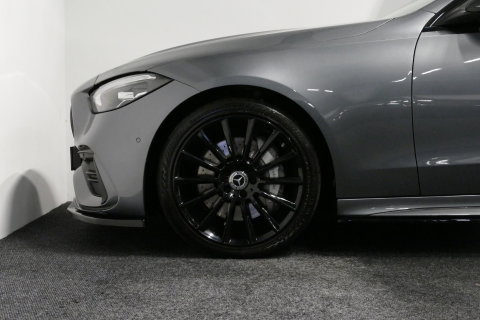Mercedes-Benz C-Klasse 200 AMG Line / Orig. Nederlands / C63S AMG Diffuser / Panamericana Grille / Panoramadak / Elektr. verstelbare voorstoelen (links met memory) / Apple Carplay - Android Auto / Stoelverwarming / Ambienteverlichting / High Performance LED koplampen / Achterui
