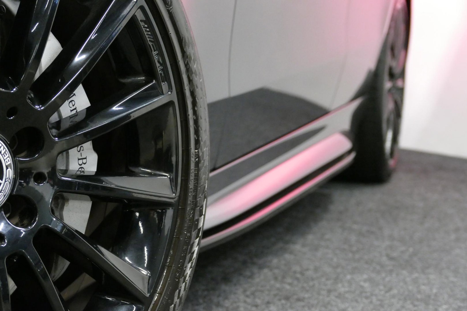 Mercedes-Benz C-Klasse 200 AMG Line / Orig. Nederlands / C63S AMG Diffuser / Panamericana Grille / Panoramadak / Elektr. verstelbare voorstoelen (links met memory) / Apple Carplay - Android Auto / Stoelverwarming / Ambienteverlichting / High Performance LED koplampen / Achterui