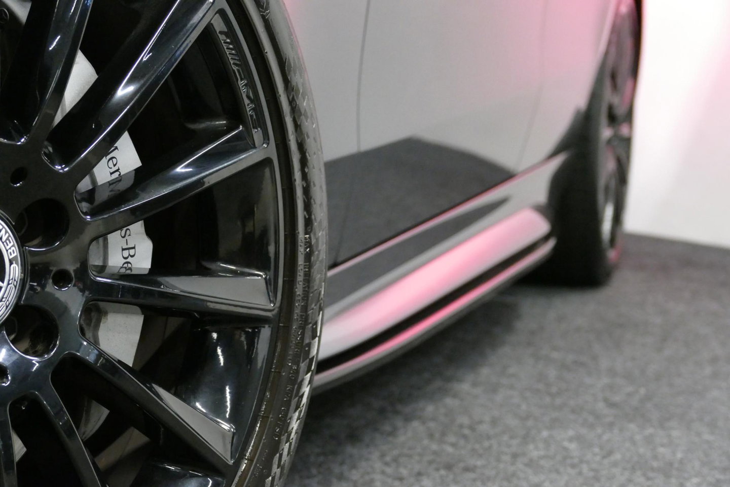 Mercedes-Benz C-Klasse 200 AMG Line / Orig. Nederlands / C63S AMG Diffuser / Panamericana Grille / Panoramadak / Elektr. verstelbare voorstoelen (links met memory) / Apple Carplay - Android Auto / Stoelverwarming / Ambienteverlichting / High Performance LED koplampen / Achterui