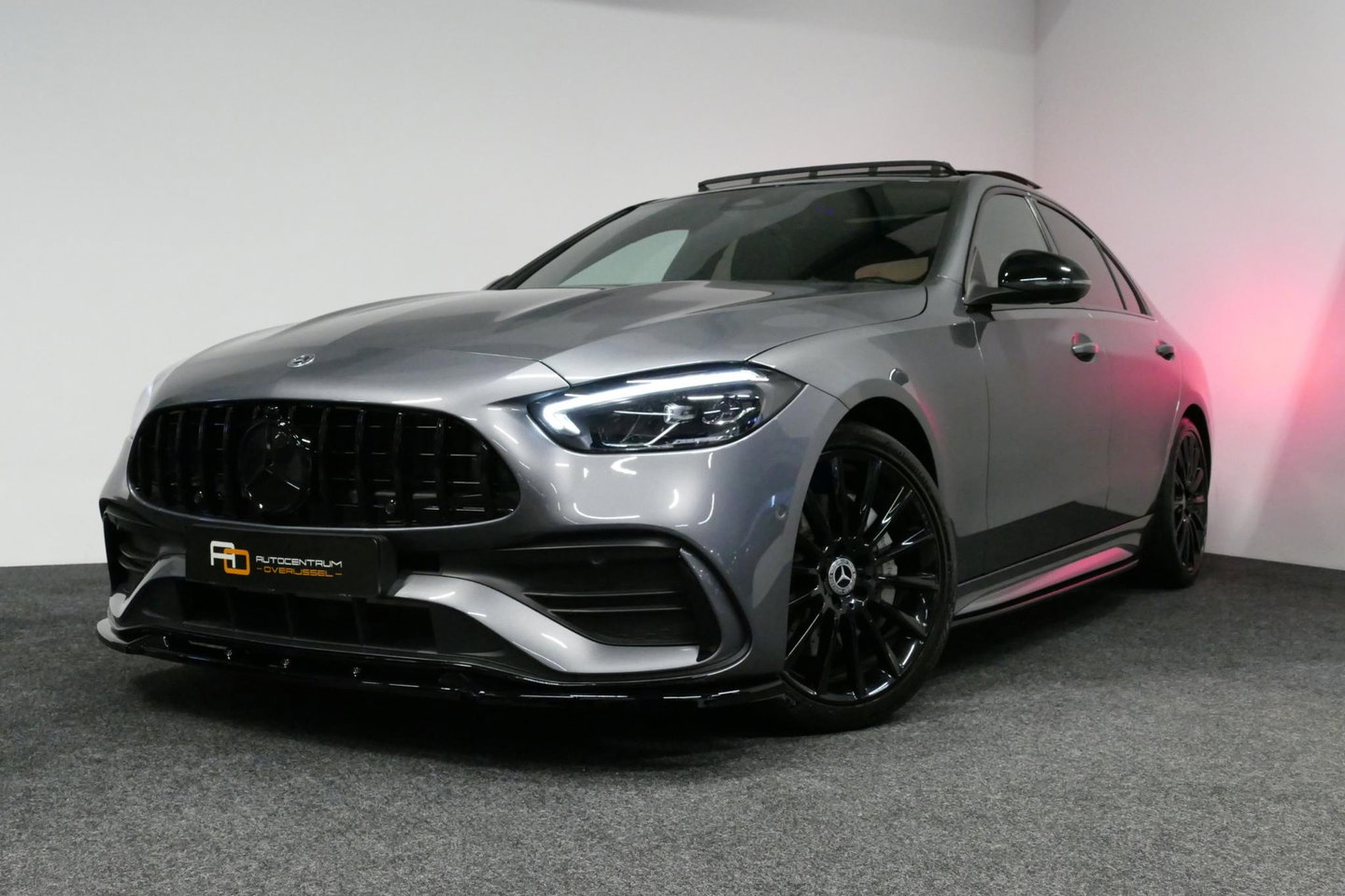 Mercedes-Benz C-Klasse 200 AMG Line / Orig. Nederlands / C63S AMG Diffuser / Panamericana Grille / Panoramadak / Elektr. verstelbare voorstoelen (links met memory) / Apple Carplay - Android Auto / Stoelverwarming / Ambienteverlichting / High Performance LED koplampen / Achterui