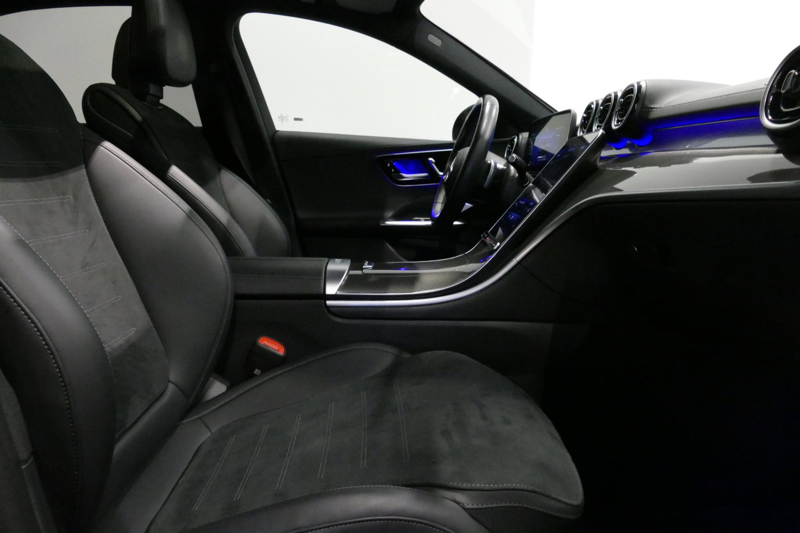 Mercedes-Benz C-Klasse 200 AMG Line / Orig. Nederlands / C63S AMG Diffuser / Panamericana Grille / Panoramadak / Elektr. verstelbare voorstoelen (links met memory) / Apple Carplay - Android Auto / Stoelverwarming / Ambienteverlichting / High Performance LED koplampen / Achterui