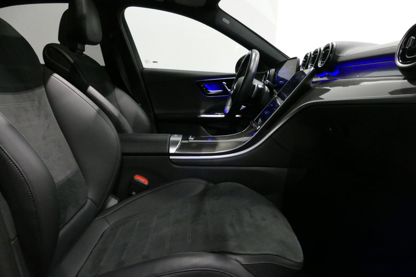 Mercedes-Benz C-Klasse 200 AMG Line / Orig. Nederlands / C63S AMG Diffuser / Panamericana Grille / Panoramadak / Elektr. verstelbare voorstoelen (links met memory) / Apple Carplay - Android Auto / Stoelverwarming / Ambienteverlichting / High Performance LED koplampen / Achterui