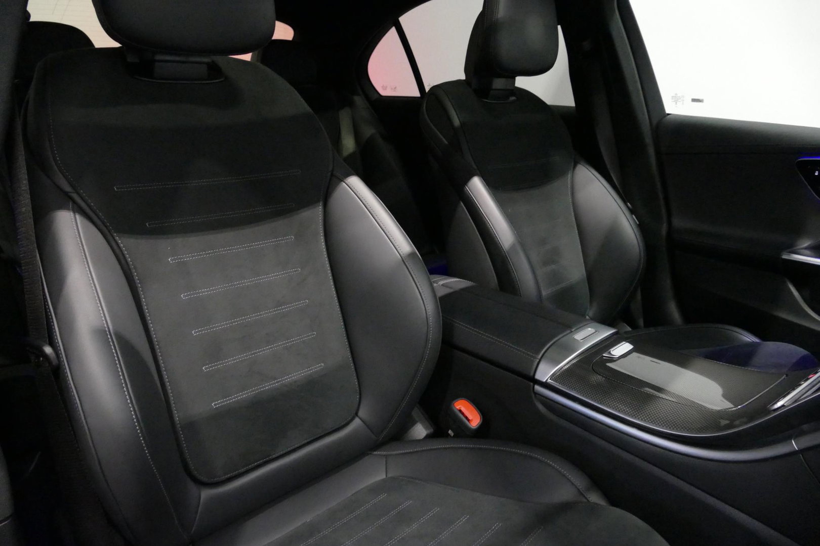 Mercedes-Benz C-Klasse 200 AMG Line / Orig. Nederlands / C63S AMG Diffuser / Panamericana Grille / Panoramadak / Elektr. verstelbare voorstoelen (links met memory) / Apple Carplay - Android Auto / Stoelverwarming / Ambienteverlichting / High Performance LED koplampen / Achterui