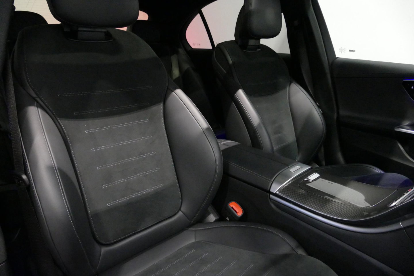Mercedes-Benz C-Klasse 200 AMG Line / Orig. Nederlands / C63S AMG Diffuser / Panamericana Grille / Panoramadak / Elektr. verstelbare voorstoelen (links met memory) / Apple Carplay - Android Auto / Stoelverwarming / Ambienteverlichting / High Performance LED koplampen / Achterui