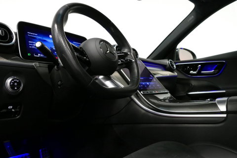 Mercedes-Benz C-Klasse 200 AMG Line / Orig. Nederlands / C63S AMG Diffuser / Panamericana Grille / Panoramadak / Elektr. verstelbare voorstoelen (links met memory) / Apple Carplay - Android Auto / Stoelverwarming / Ambienteverlichting / High Performance LED koplampen / Achterui