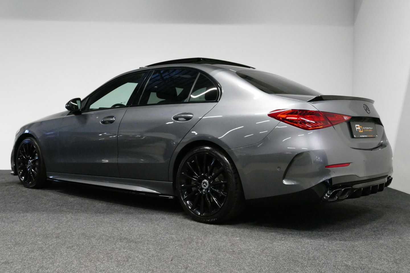 Mercedes-Benz C-Klasse 200 AMG Line / Orig. Nederlands / C63S AMG Diffuser / Panamericana Grille / Panoramadak / Elektr. verstelbare voorstoelen (links met memory) / Apple Carplay - Android Auto / Stoelverwarming / Ambienteverlichting / High Performance LED koplampen / Achterui