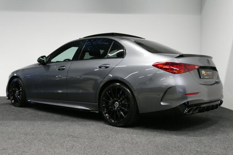 Mercedes-Benz C-Klasse 200 AMG Line / Orig. Nederlands / C63S AMG Diffuser / Panamericana Grille / Panoramadak / Elektr. verstelbare voorstoelen (links met memory) / Apple Carplay - Android Auto / Stoelverwarming / Ambienteverlichting / High Performance LED koplampen / Achterui
