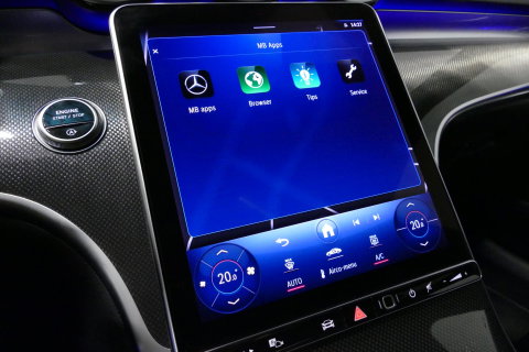 Mercedes-Benz C-Klasse 200 AMG Line / Orig. Nederlands / C63S AMG Diffuser / Panamericana Grille / Panoramadak / Elektr. verstelbare voorstoelen (links met memory) / Apple Carplay - Android Auto / Stoelverwarming / Ambienteverlichting / High Performance LED koplampen / Achterui