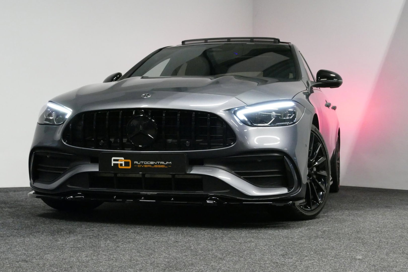Mercedes-Benz C-Klasse 200 AMG Line / Orig. Nederlands / C63S AMG Diffuser / Panamericana Grille / Panoramadak / Elektr. verstelbare voorstoelen (links met memory) / Apple Carplay - Android Auto / Stoelverwarming / Ambienteverlichting / High Performance LED koplampen / Achterui