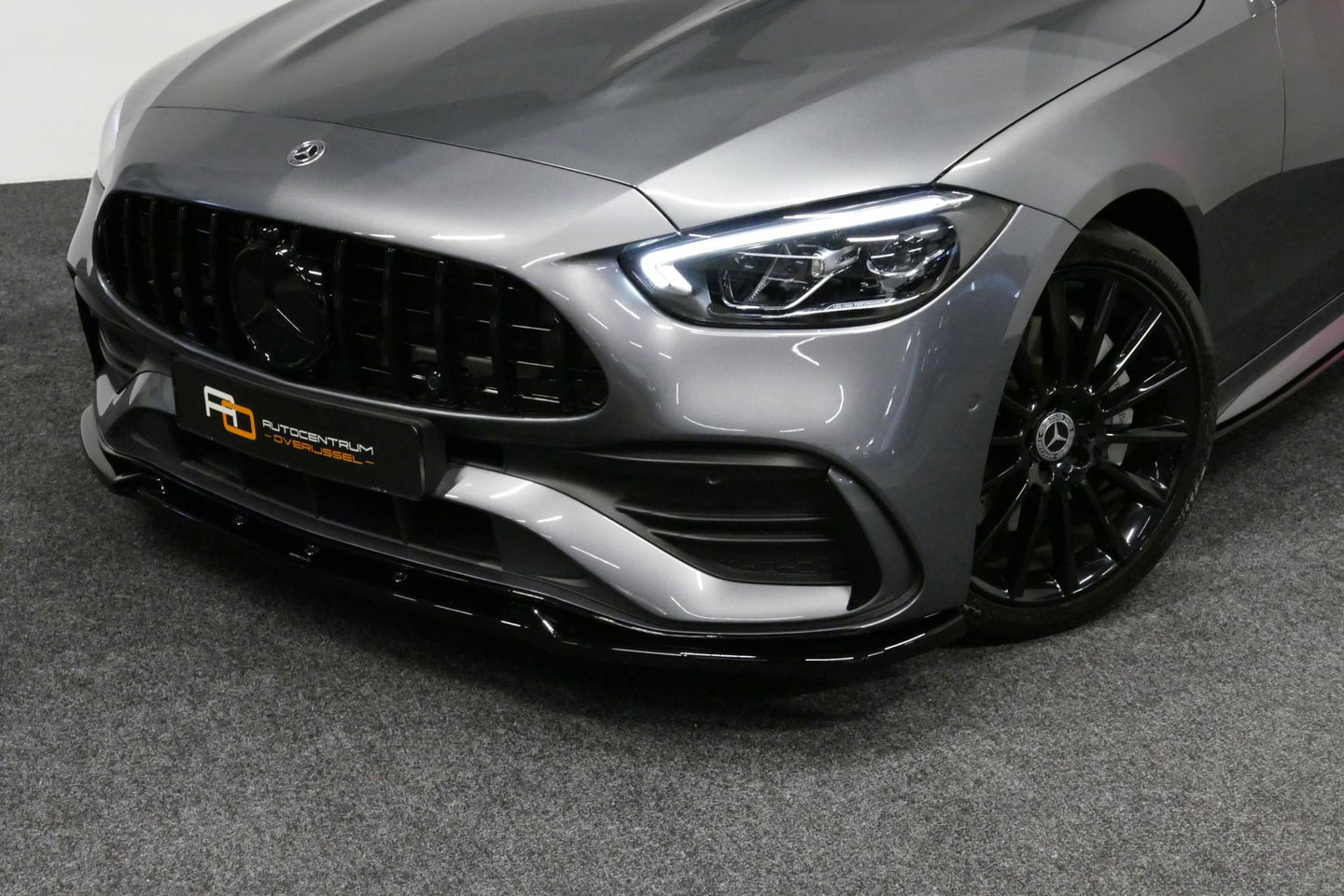 Mercedes-Benz C-Klasse 200 AMG Line / Orig. Nederlands / C63S AMG Diffuser / Panamericana Grille / Panoramadak / Elektr. verstelbare voorstoelen (links met memory) / Apple Carplay - Android Auto / Stoelverwarming / Ambienteverlichting / High Performance LED koplampen / Achterui