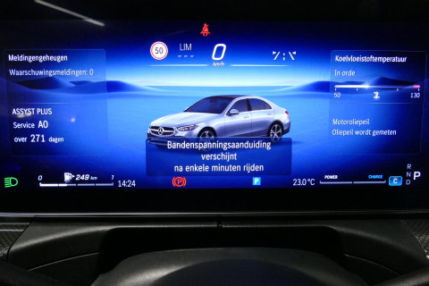 Mercedes-Benz C-Klasse 200 AMG Line / Orig. Nederlands / C63S AMG Diffuser / Panamericana Grille / Panoramadak / Elektr. verstelbare voorstoelen (links met memory) / Apple Carplay - Android Auto / Stoelverwarming / Ambienteverlichting / High Performance LED koplampen / Achterui