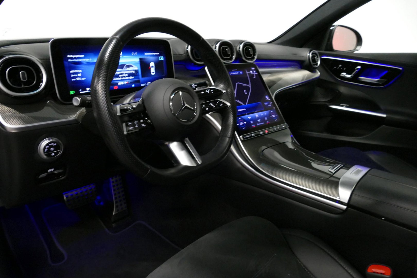Mercedes-Benz C-Klasse 200 AMG Line / Orig. Nederlands / C63S AMG Diffuser / Panamericana Grille / Panoramadak / Elektr. verstelbare voorstoelen (links met memory) / Apple Carplay - Android Auto / Stoelverwarming / Ambienteverlichting / High Performance LED koplampen / Achterui
