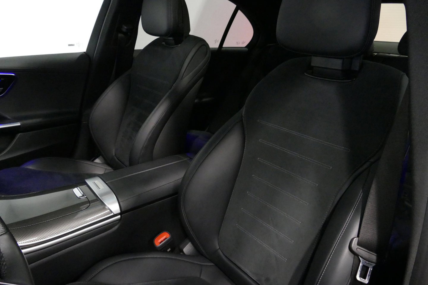 Mercedes-Benz C-Klasse 200 AMG Line / Orig. Nederlands / C63S AMG Diffuser / Panamericana Grille / Panoramadak / Elektr. verstelbare voorstoelen (links met memory) / Apple Carplay - Android Auto / Stoelverwarming / Ambienteverlichting / High Performance LED koplampen / Achterui