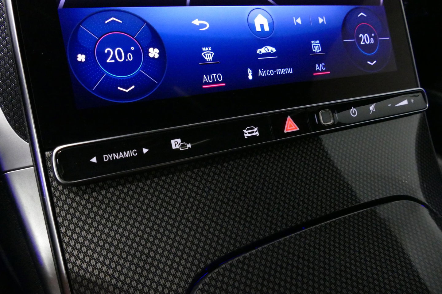 Mercedes-Benz C-Klasse 200 AMG Line / Orig. Nederlands / C63S AMG Diffuser / Panamericana Grille / Panoramadak / Elektr. verstelbare voorstoelen (links met memory) / Apple Carplay - Android Auto / Stoelverwarming / Ambienteverlichting / High Performance LED koplampen / Achterui