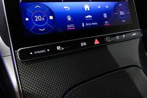 Mercedes-Benz C-Klasse 200 AMG Line / Orig. Nederlands / C63S AMG Diffuser / Panamericana Grille / Panoramadak / Elektr. verstelbare voorstoelen (links met memory) / Apple Carplay - Android Auto / Stoelverwarming / Ambienteverlichting / High Performance LED koplampen / Achterui