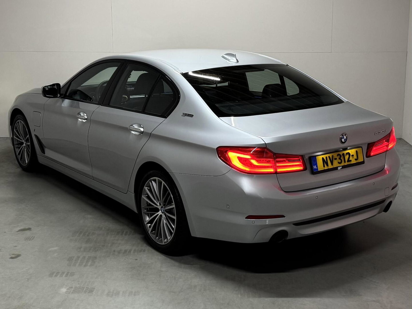 BMW 5 Serie 530e iPerformance M-Sport Leer Sfeer CarPlay Memory