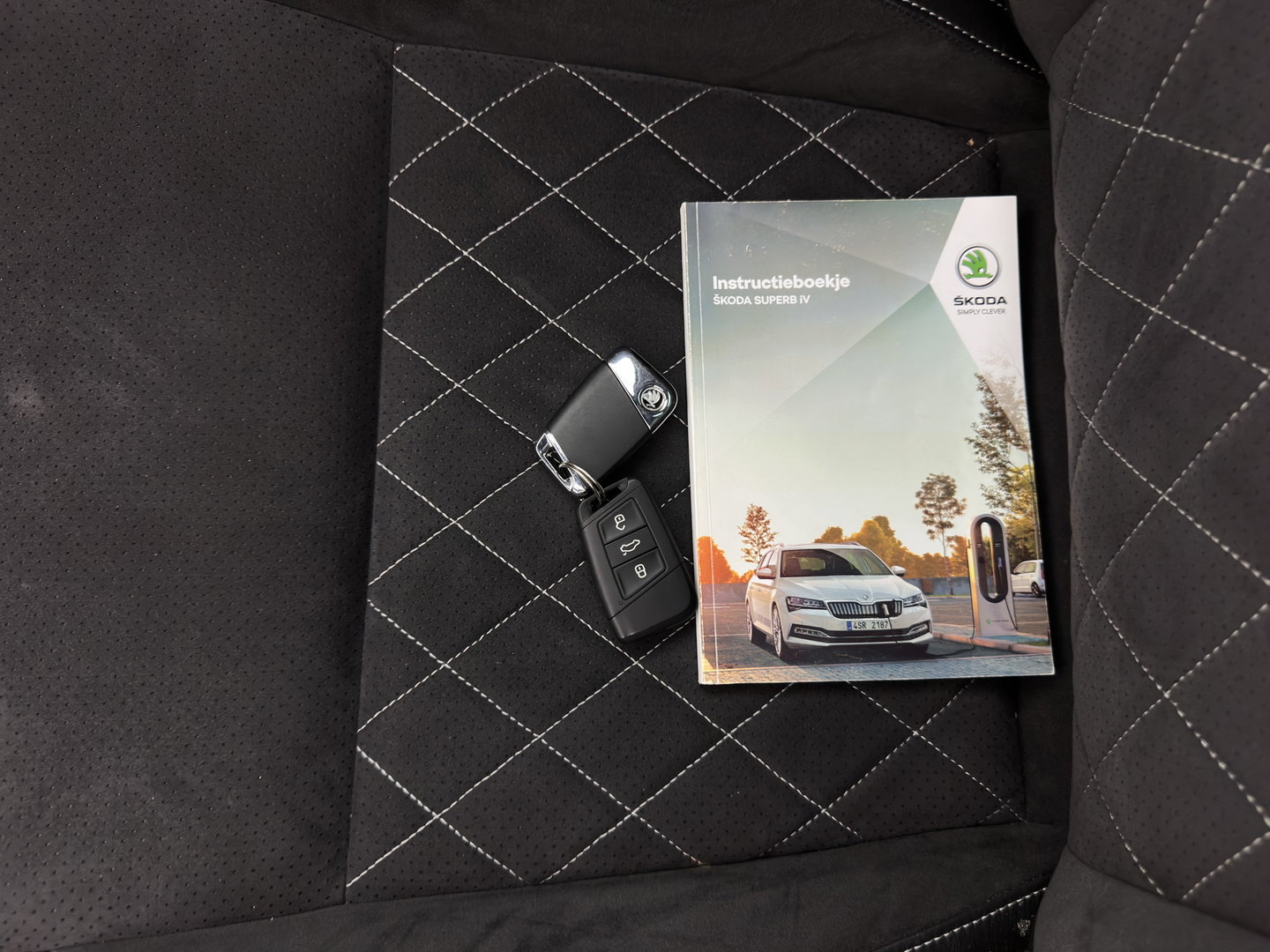 Škoda Superb Combi 1.4 TSI iV Sportline Business (Plug-in) (INCL.BTW) Aut. *PANO | LEATHER-MICROFIBRE | FULL-LED | DIGI-COCKPIT | HEATED-SPORTSEATS | KEYLESS | DAB+ | NAVI-FULLMAP | PRIVACYGLASS | SHIFT-PADDLES | AMBIENT-LIGHT | ECC | PDC | CRUSIE |