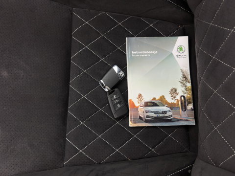 Škoda Superb Combi 1.4 TSI iV Sportline Business (Plug-in) (INCL.BTW) Aut. *PANO | LEATHER-MICROFIBRE | FULL-LED | DIGI-COCKPIT | HEATED-SPORTSEATS | KEYLESS | DAB+ | NAVI-FULLMAP | PRIVACYGLASS | SHIFT-PADDLES | AMBIENT-LIGHT | ECC | PDC | CRUSIE |