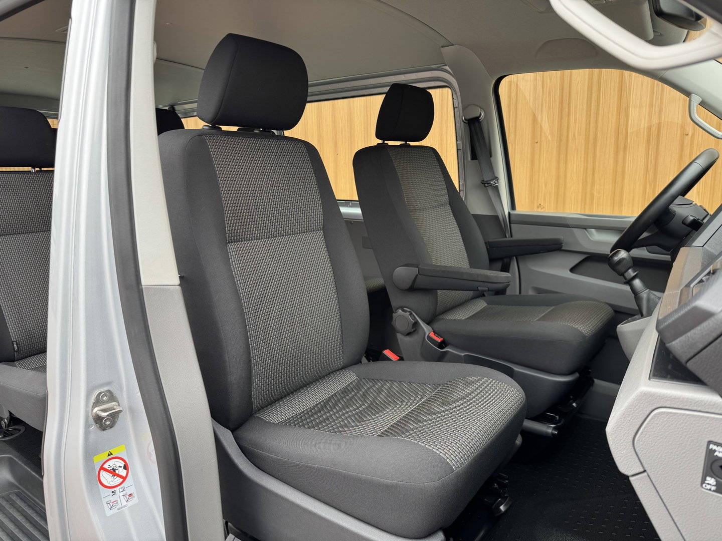 Volkswagen Transporter Kombi 2.0 TDI L2H1 Comfortline | 8 Persoons | Apple Carplay | DAB | Parkeersensoren | Bluetooth | Cruise Control |