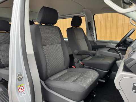 Volkswagen Transporter Kombi 2.0 TDI L2H1 Comfortline | 8 Persoons | Apple Carplay | DAB | Parkeersensoren | Bluetooth | Cruise Control |