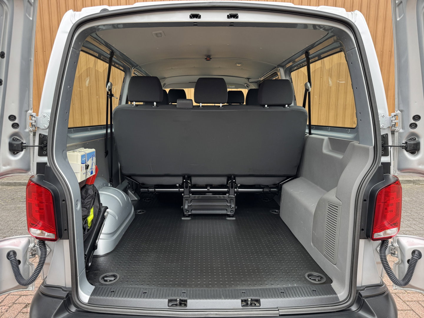 Volkswagen Transporter Kombi 2.0 TDI L2H1 Comfortline | 8 Persoons | Apple Carplay | DAB | Parkeersensoren | Bluetooth | Cruise Control |
