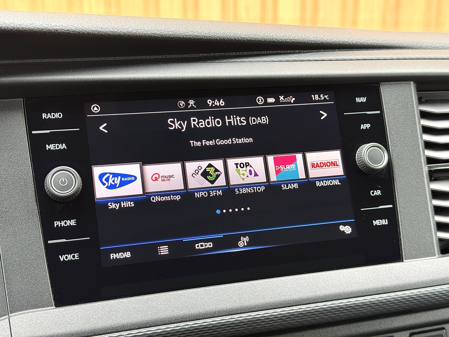 Volkswagen Transporter Kombi 2.0 TDI L2H1 Comfortline | 8 Persoons | Apple Carplay | DAB | Parkeersensoren | Bluetooth | Cruise Control |