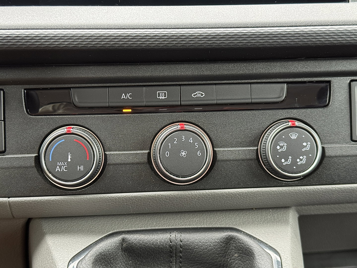 Volkswagen Transporter Kombi 2.0 TDI L2H1 Comfortline | 8 Persoons | Apple Carplay | DAB | Parkeersensoren | Bluetooth | Cruise Control |