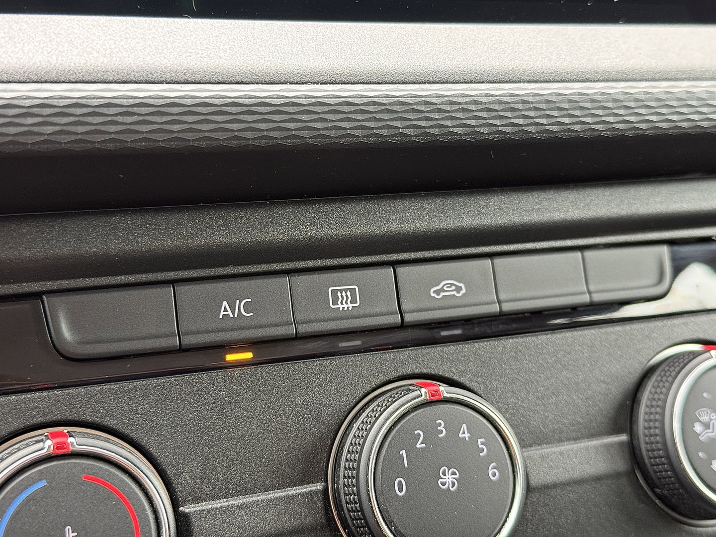 Volkswagen Transporter Kombi 2.0 TDI L2H1 Comfortline | 8 Persoons | Apple Carplay | DAB | Parkeersensoren | Bluetooth | Cruise Control |