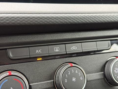 Volkswagen Transporter Kombi 2.0 TDI L2H1 Comfortline | 8 Persoons | Apple Carplay | DAB | Parkeersensoren | Bluetooth | Cruise Control |