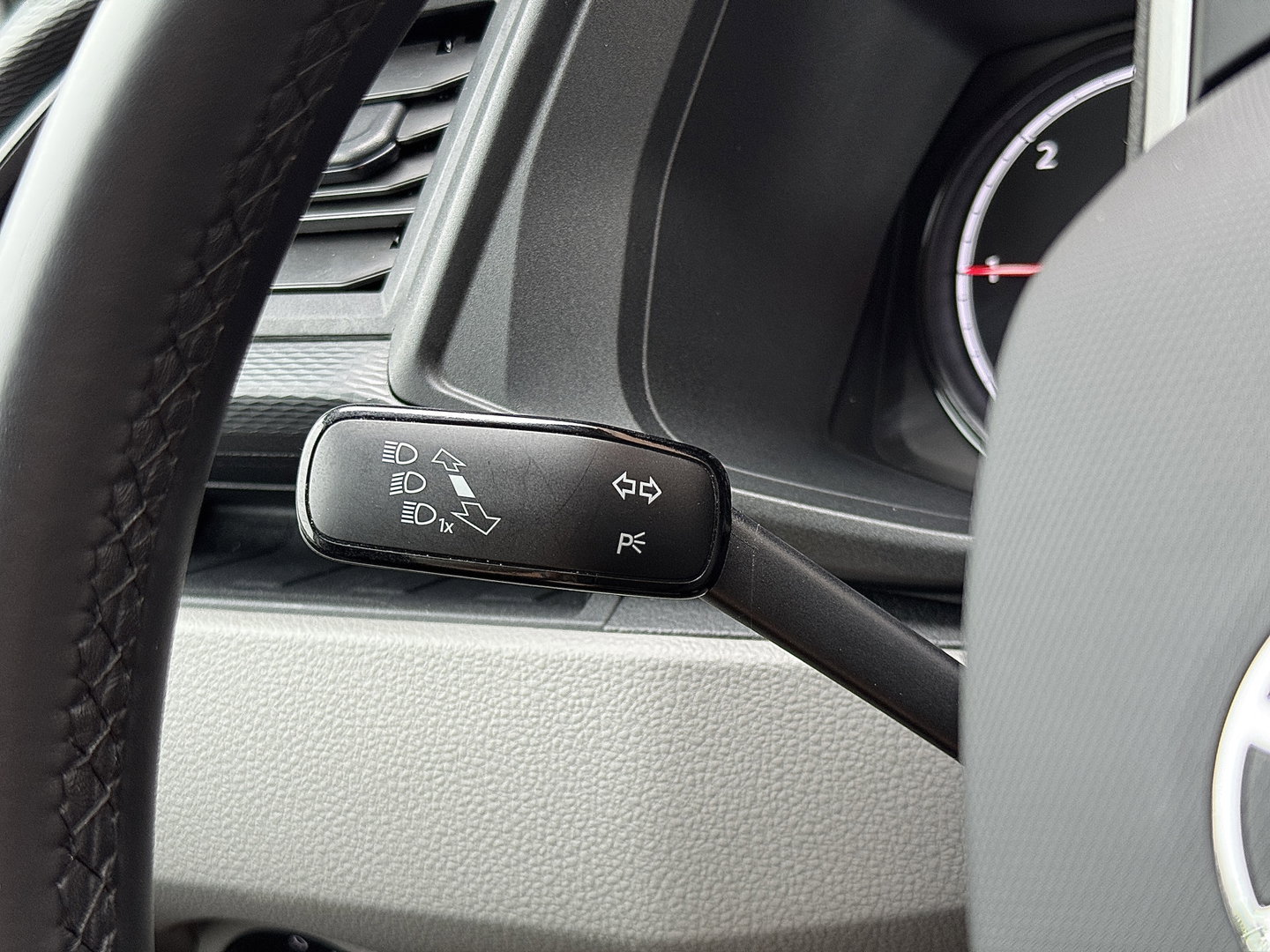 Volkswagen Transporter Kombi 2.0 TDI L2H1 Comfortline | 8 Persoons | Apple Carplay | DAB | Parkeersensoren | Bluetooth | Cruise Control |