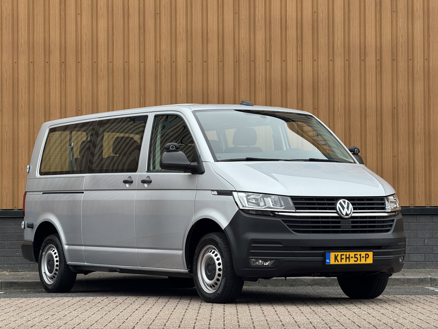 Volkswagen Transporter Kombi 2.0 TDI L2H1 Comfortline | 8 Persoons | Apple Carplay | DAB | Parkeersensoren | Bluetooth | Cruise Control |