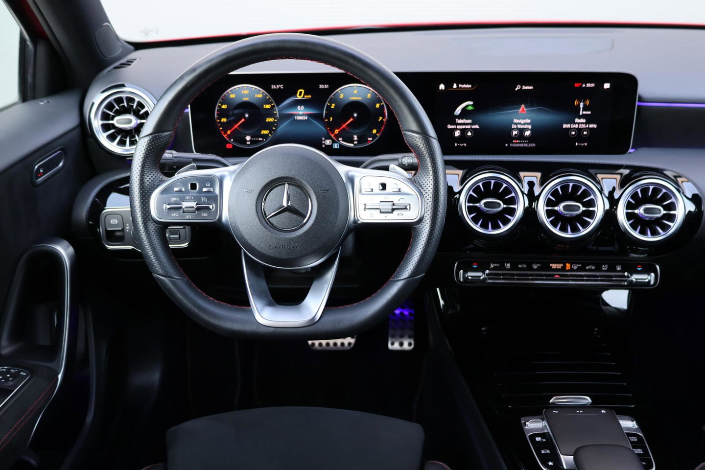 Mercedes-Benz A-Klasse 200 Launch Edition AMG / Night Pakket / Keyless Go / Standkachel / Sfeerverlichting / Stoelverwarming