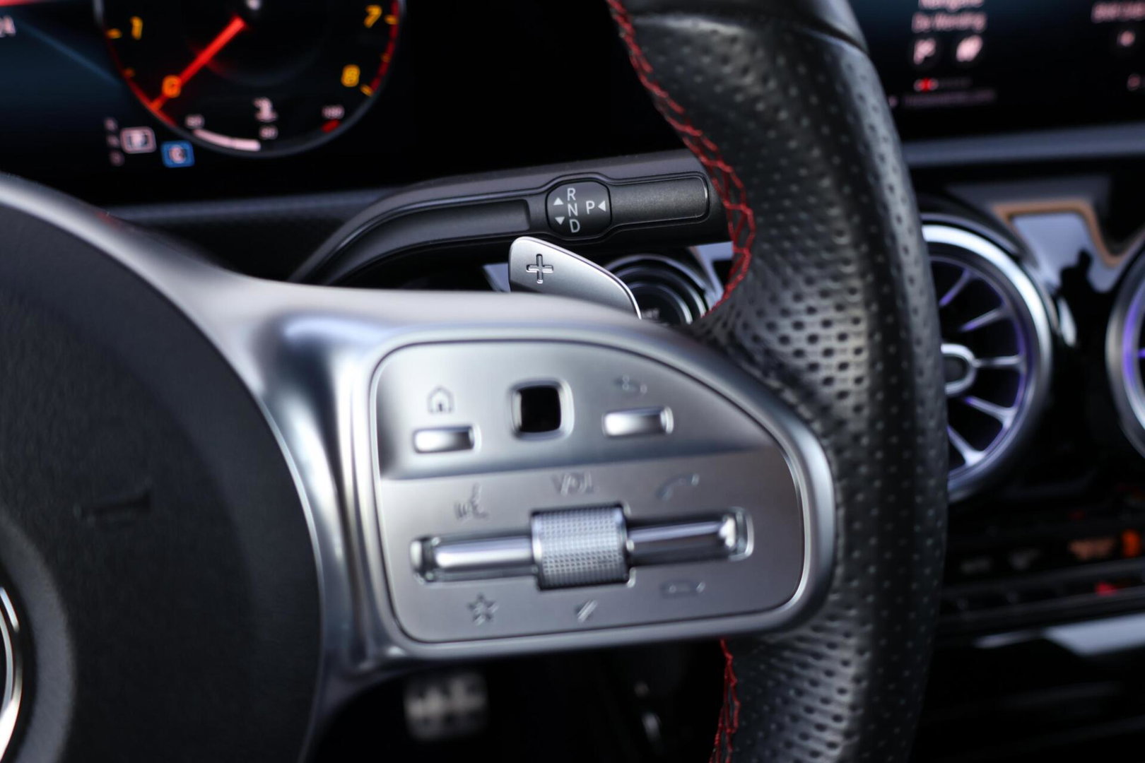 Mercedes-Benz A-Klasse 200 Launch Edition AMG / Night Pakket / Keyless Go / Standkachel / Sfeerverlichting / Stoelverwarming