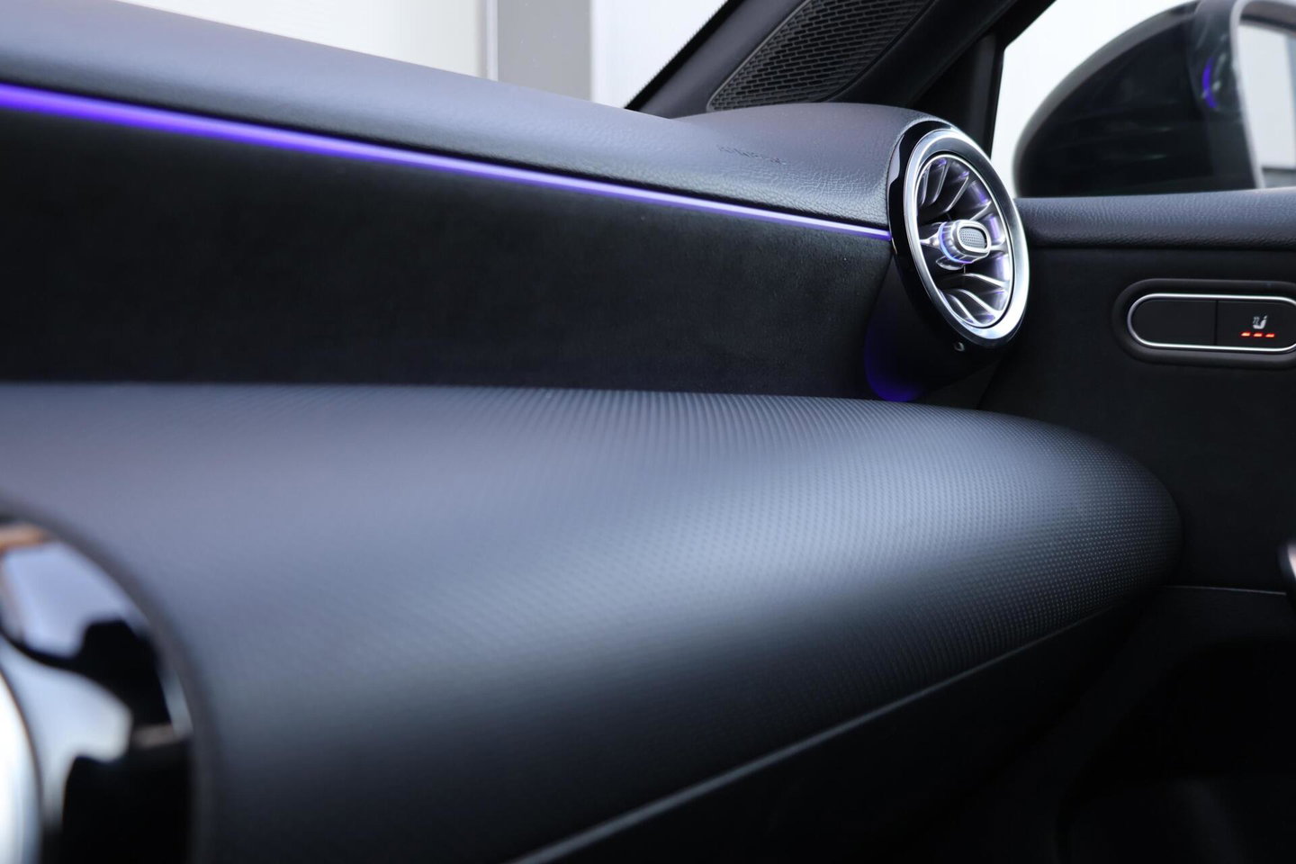 Mercedes-Benz A-Klasse 200 Launch Edition AMG / Night Pakket / Keyless Go / Standkachel / Sfeerverlichting / Stoelverwarming
